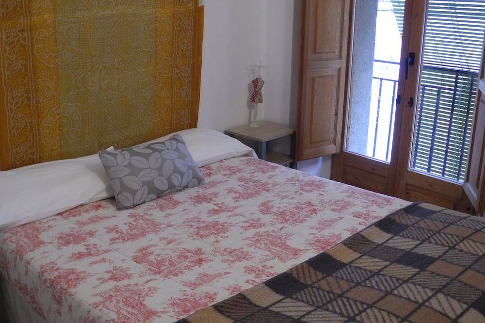 Apartamento entero, El maíz se elevó con aire y luz con vistas a las copas de los árboles del pueblo. in Torroja, Priorat