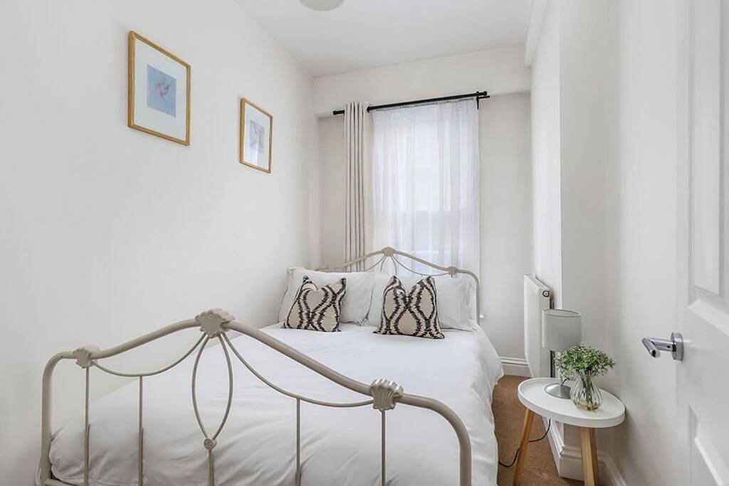 Entire apartment, Two-Bedroom Apartment in Winchester, South Downs