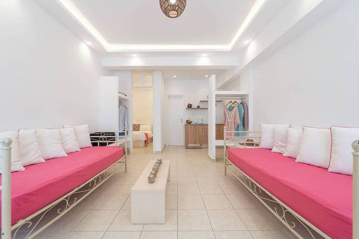 B&b for 4 people, with garden and pool in Santorini
