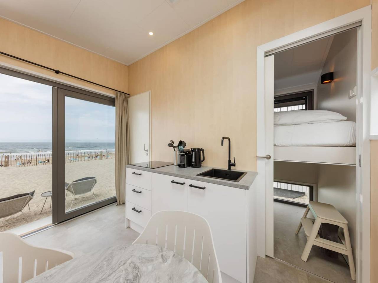 Strandhuis met gedeeltelijk zeezicht in Zandvoort, Nederlandse Noordzeekust
