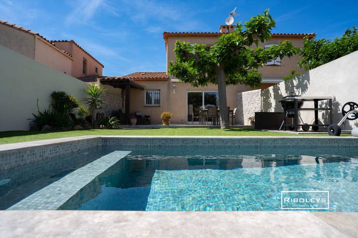 Location de vacances pour 6 personnes, avec Terrasse ainsi que Jardin et Piscine à Vias