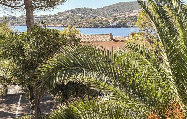 Apartamento vacacional entero, Refugio junto al mar: acogedor apartamento con terraza y aparcamiento cerca de la playa in Agay, Saint-Raphaël (Var)