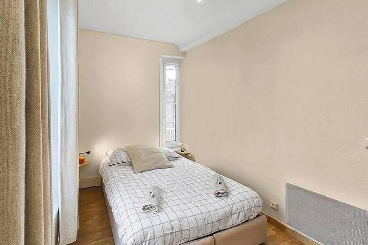 Ganze Wohnung, A Cozy, Bright Space, Between the Train Station and Downtown, with a Separate Entrance in Caen, Caen und Umgebung