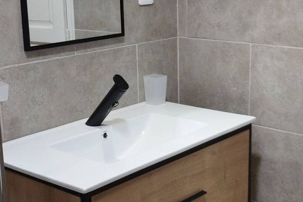 B&B Room with ensuite shower room and stunning views over the countryside. in Junhac, Région d'Aurillac