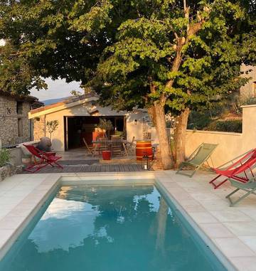 Gîte pour 4 personnes, avec piscine et terrasse à Les Pilles