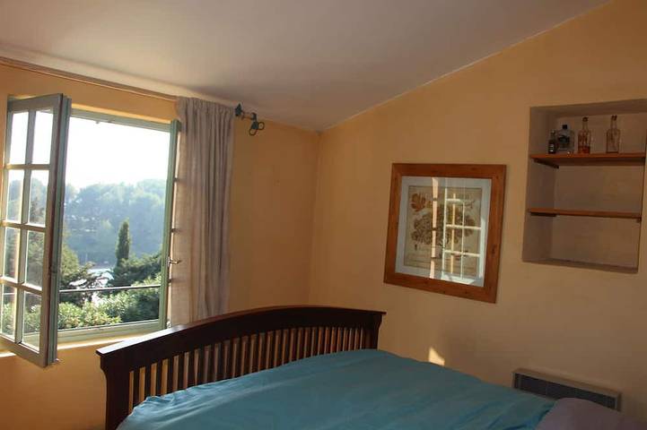 Schöne provenzalischen Haus Reben und Olivenbäumen - die Ruhe in der Französisch Riviera in Sanary-sur-Mer, Mittelmeerküste (Frankreich)
