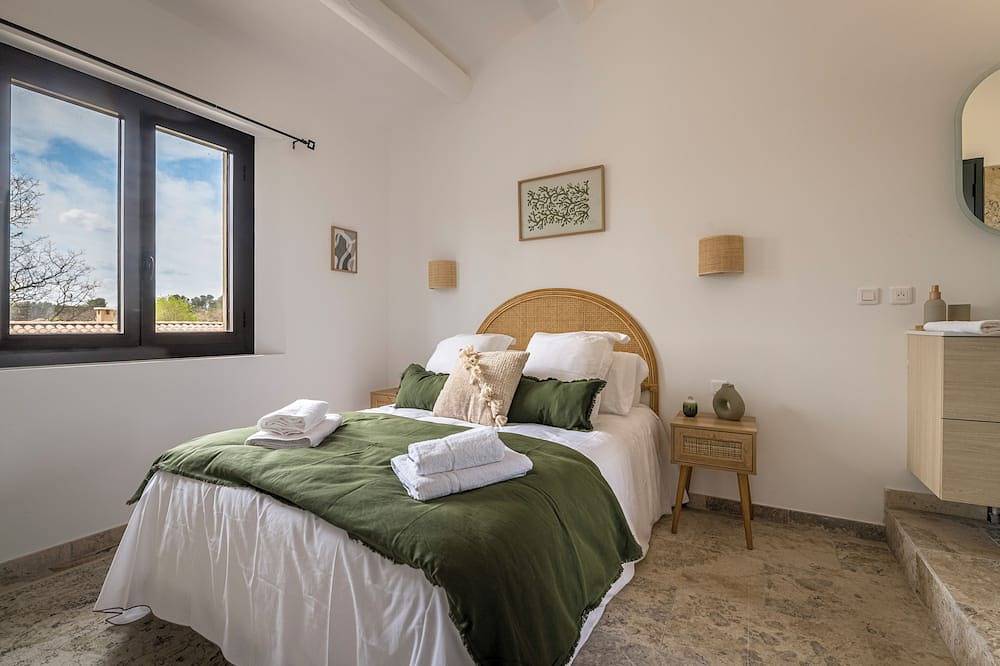 Villa with pool in the Lourmarin countryside in Cadenet, Parc naturel régional du Luberon