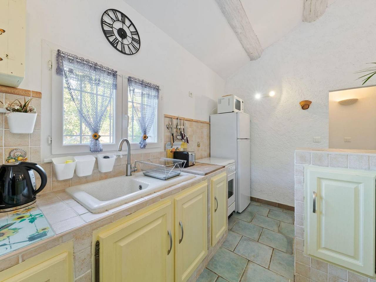 Tastefully furnished villa with terrace, private swimming pool near of Lambesc. in Lambesc, Region de Aix-en-Provence