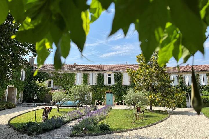 Maison de vacances pour 14 personnes, avec terrasse ainsi que piscine et jardin