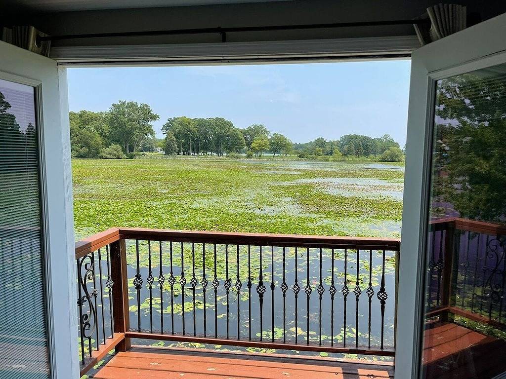 Cute lake front home on an all-sports lake in Commerce Township, Oakland County