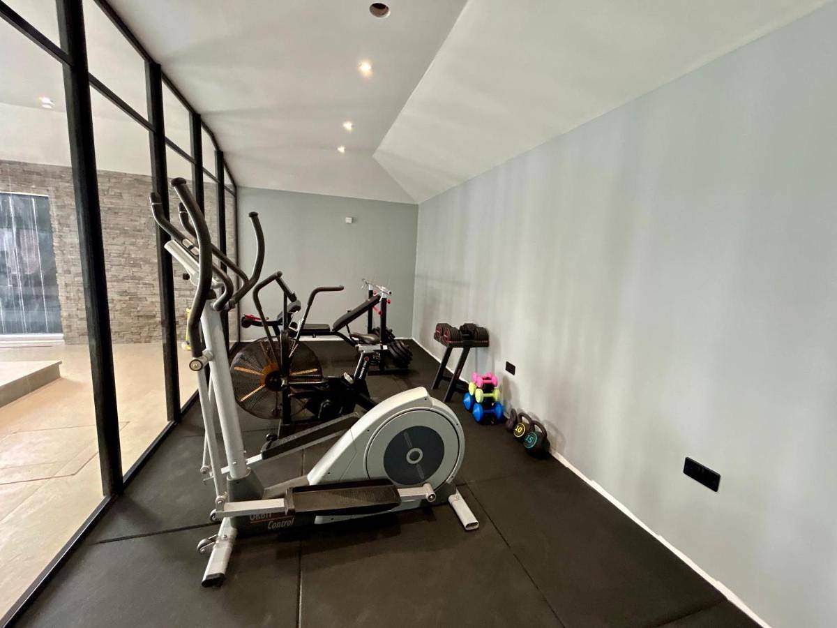 Four Bedroom House With Private Pool - Stunning countryside location with parking close to Chester City Centre in Saughall, Cheshire West and Chester