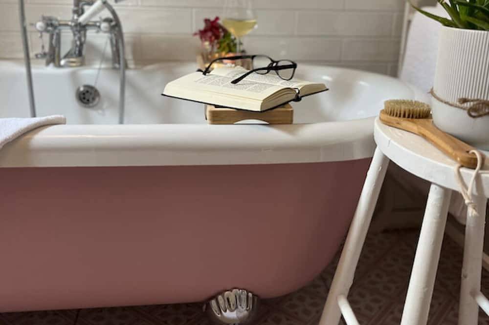 The Pink Cottage Upstairs Suite and Secret Garden... beautiful walks & sea view. in Condado de Antrim (Irlanda del Norte)