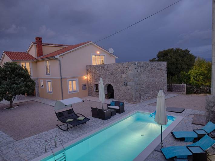 Ferienhaus für 9 Personen, mit Terrasse und Garten sowie Pool