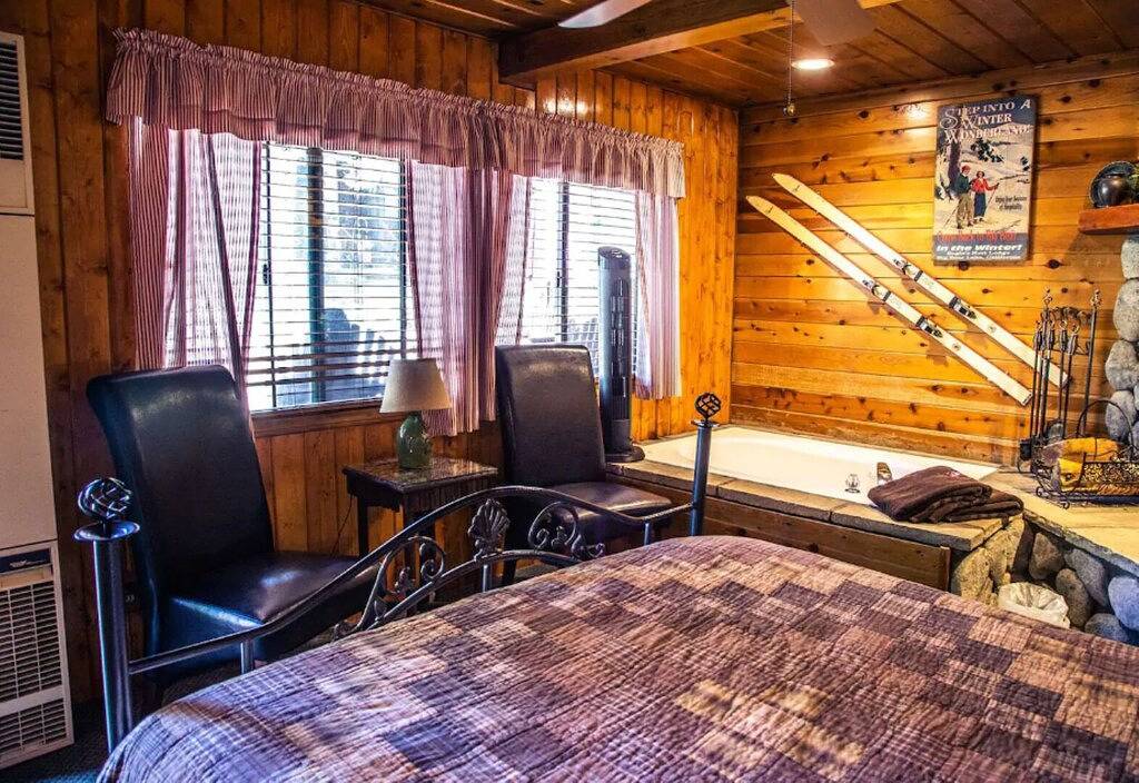 Ganze Wohnung, Alpine Getaway - Eagle's Nest Rustic Cabin in Snow Summit, Big Bear Lake