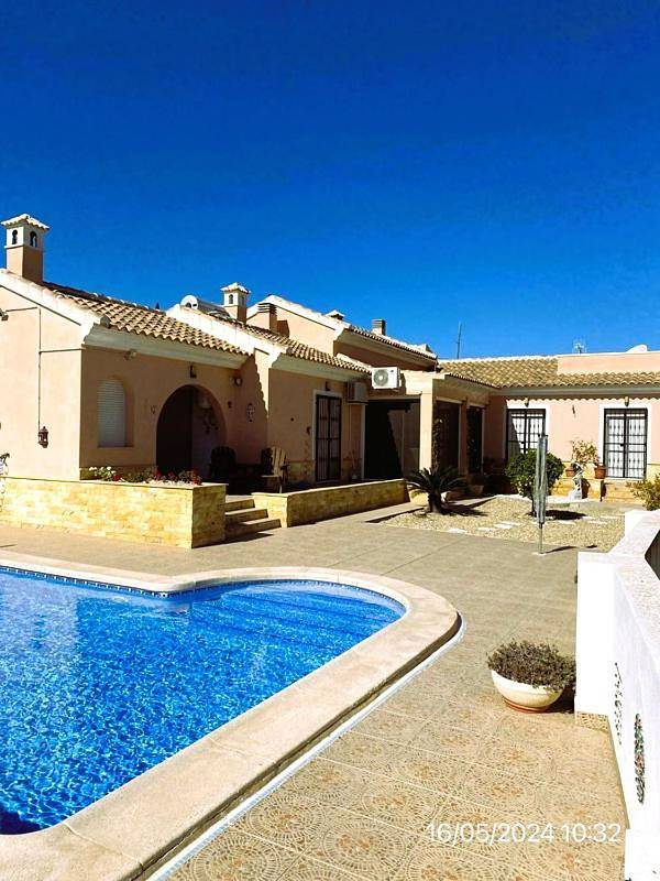Ferienhaus für 6 Personen, mit Terrasse und Garten sowie Pool und Ausblick