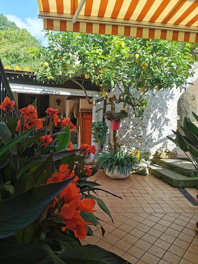 Casa vacanza per 5 persone, con Balcone e Terrazza nonché Giardino e Panorama a Orco Feglino
