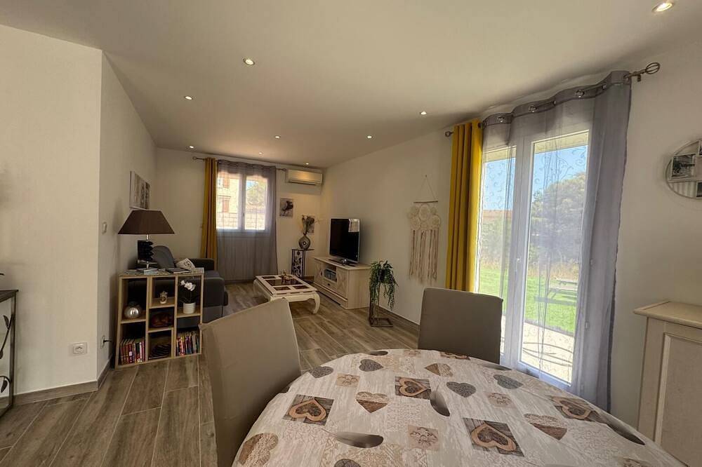 The \"Villa Maeva\" sleeps 6, has a swimming pool, parking and garage 15 minutes from the beach. in Florensac, Mittelmeerküste (Frankreich)