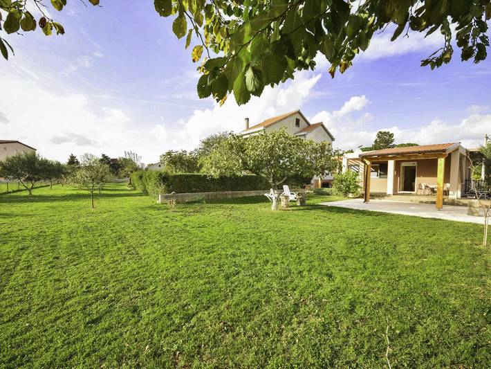 Ferienhaus für 4 Personen, mit Terrasse und Garten in Privlaka