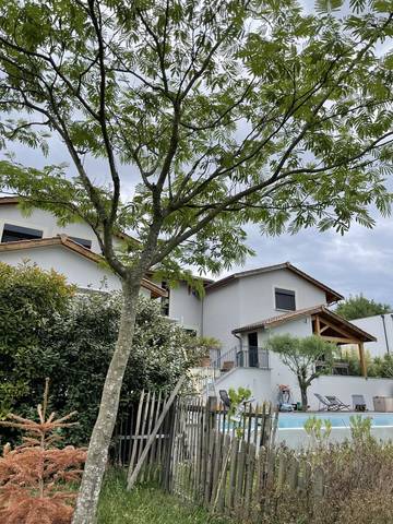 Gîte pour 2 personnes, avec piscine et jardin à Écully
