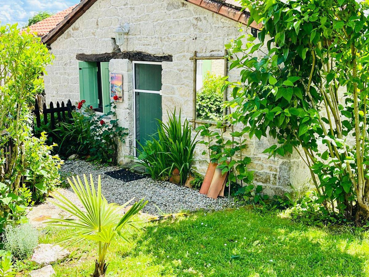 Maisonnette de charme indépendante avec jardin in Nanteuil-en-Vallée, Charente