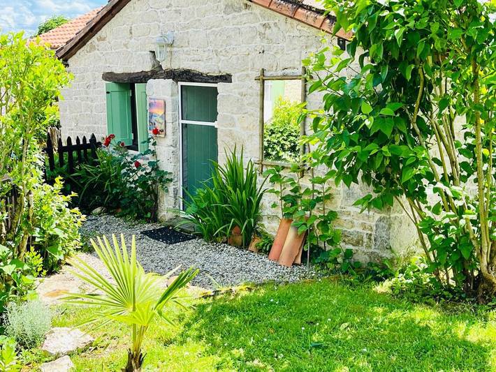 Maison d’hôte pour 2 personnes, avec Jardin et Vue à Nanteuil-en-Vallée