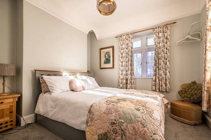 Ganze Wohnung, Charming character lodge in cemetery grounds in Exeter, Devon