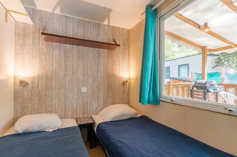 Caravan 'Mobil-home' with Shared Pool, Private Terrace and Air Conditioning in La Roque-d'Anthéron, Aix-en-Provence region