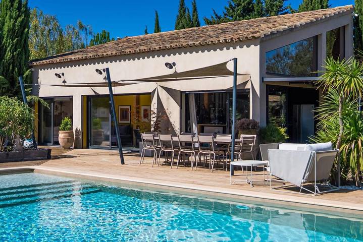 Chambre d’hôte pour 2 personnes, avec jardin et terrasse ainsi que vue et piscine, animaux acceptés à Châteaurenard