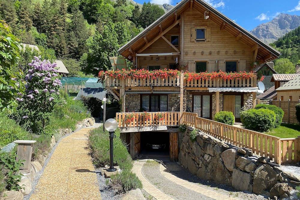 Entire apartment, 3 *, spacious cottage, on the ground floor of the chalet with superb view of the Réallon valley, in Réallon, Écrins National Park