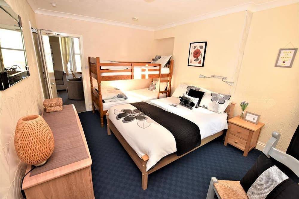 Entire apartment, Beautiful modern large family apartment in Blackpool Pleasure Beach, North West England