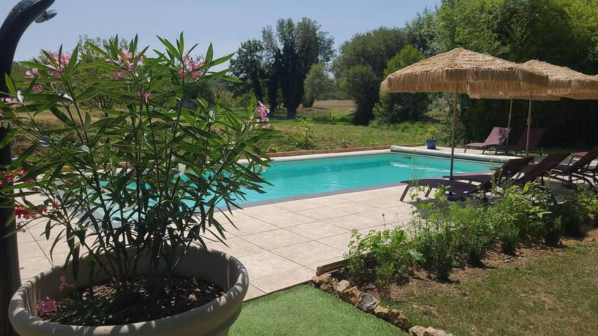 Gîte pour 2 personnes, avec jardin ainsi que vue et piscine, animaux acceptés à Saint-Julien-de-Lampon - 4