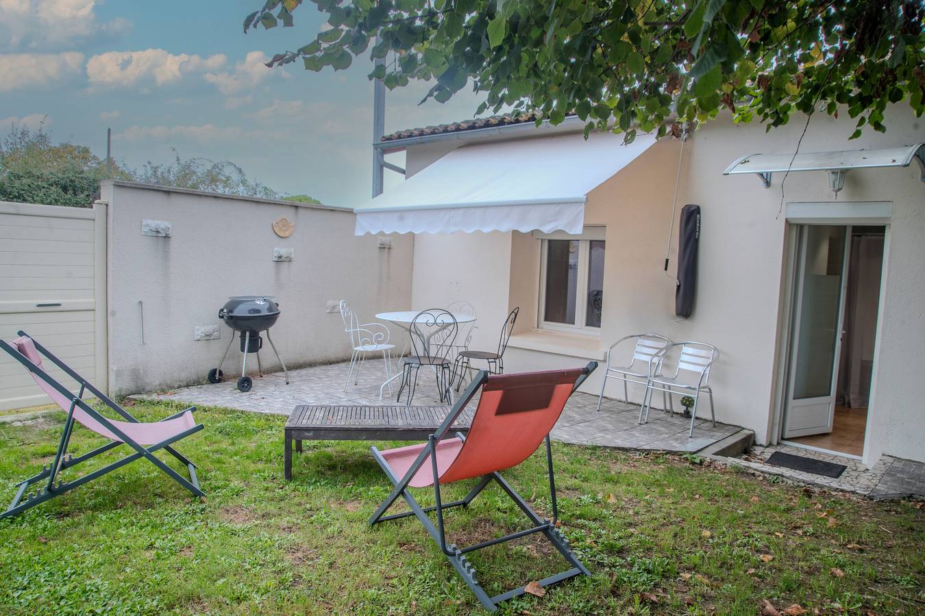Maison de vacances 'La Maison D'eloi' avec piscine partagée, terrasse privée et Wi-Fi in Montignac-Charente, Charente