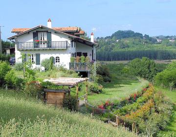 Gîte pour 4 personnes, avec jardin et terrasse, animaux acceptés en Pyrénées-Atlantiques
