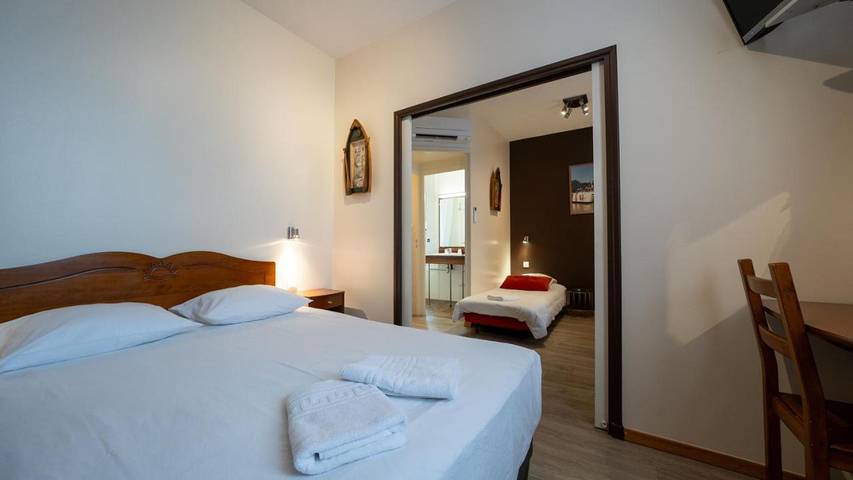 Hôtel pour 3 personnes, avec bassin pour enfant et piscine ainsi que vue et jardin, animaux acceptés