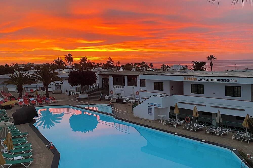 Apartamento entero, ¡Cómodo apartamento con vista al mar en una ubicación privilegiada con internet incluido! in Puerto del Carmen, Tías