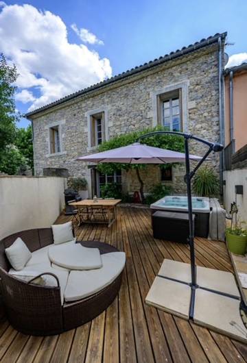 Gîte pour 5 personnes, avec terrasse et jacuzzi ainsi que jardin et sauna dans l' Hérault