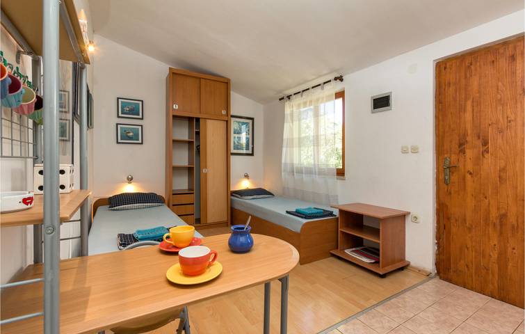 Gemütliche Ferienwohnung mit Terrasse, Klimaanlage und Parkplatz in der Nähe des Strandes Bijela in Premantura, Südküste Istrien