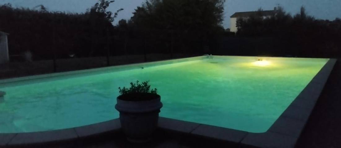 Gîte pour 4 personnes, avec vue ainsi que jardin et piscine à Sernhac - 2