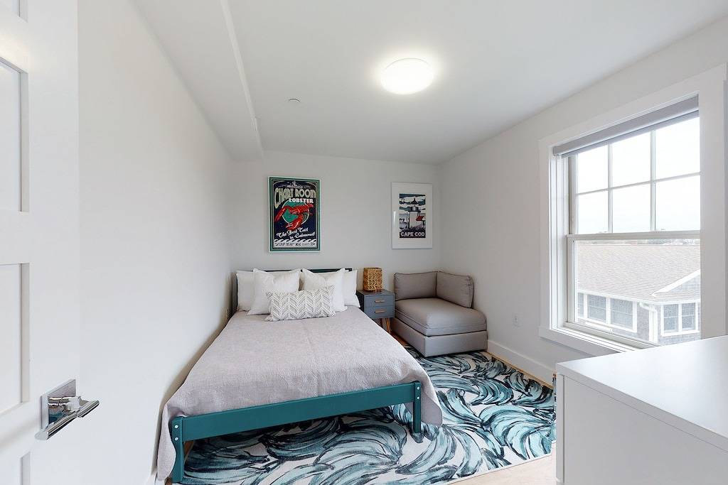 Ganze Wohnung, Dreamy ocean-view perch with furnished balcony & beach access - dog-friendly in Dennis Port, Dennis