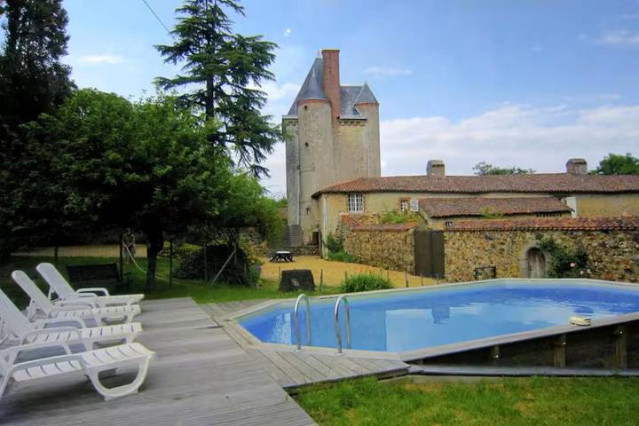 Location de vacances pour 6 personnes, avec piscine et jardin ainsi que vue et terrasse à Saint-Paul-du-Bois