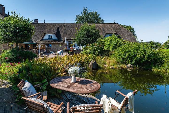 Ferienhaus für 12 Personen, mit Balkon und Whirlpool sowie Terrasse und Garten in Delve