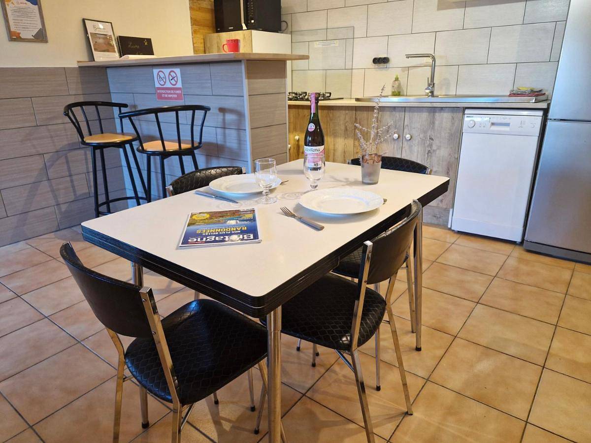 Gîte Kerlosvézan - 2 personnes - Proche Mer - Randonnée - V45 in Lampaul-Ploudalmézeau, Région de Brest