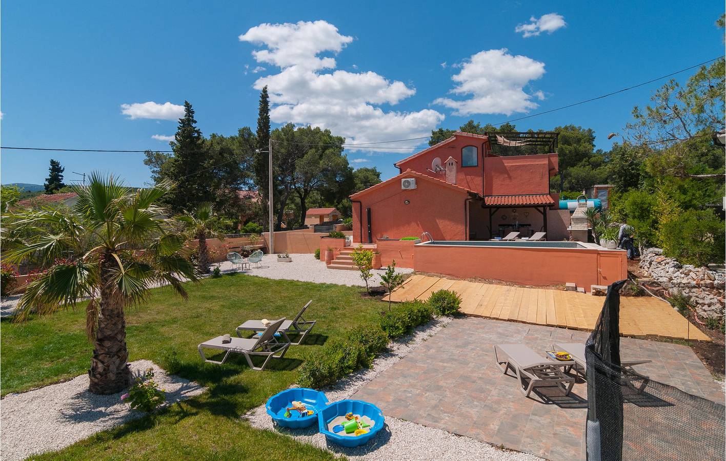 Geräumige 2-Zimmer-Wohnung mit Pool und Terrasse, 2,5 km vom Strand entfernt in Vrboska, Hvar