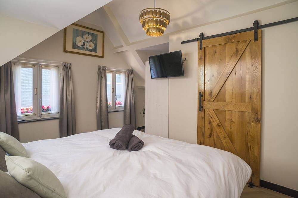Geheel appartement, Onlangs gerenoveerd gebouw uit 1920 met queensize hotelbed, patio en gedeelde keuken. in Tilburg, Noord-Brabant