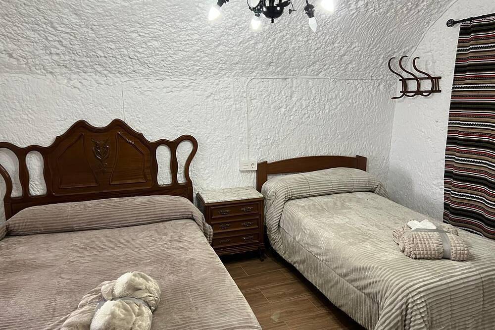 Casa Cueva Adaptada Pmr se Admiten Mascota con Rutas de Senderismo y Caballo in Guadix, Geoparque de Granada
