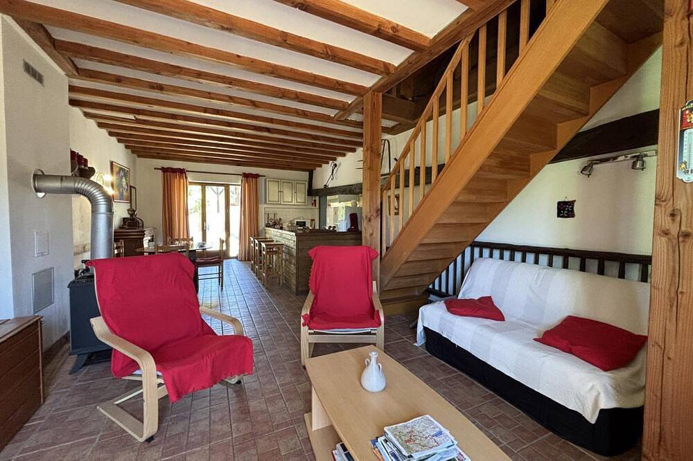 Charmante Grange avec Jardin et Animaux Acceptés in Châtel-Montagne, Région de Vichy