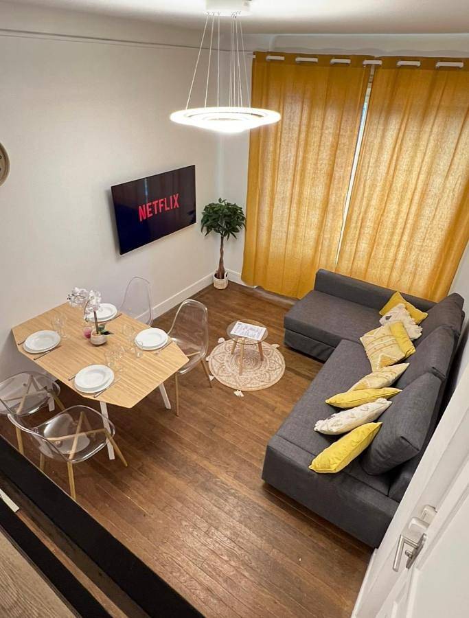 Appartement entier, Paris-Montrouge Magnifique Studio Appartement de 35m2 - très cosy pour 1 à 6 personnes refait à neuf - Entire Apartment Luxurious And Warm - Montrouge Paris 14ème - Proche Aéroport Orly & Parc Expositions Porte de Versailles Free Wifi Gratuit in Montrouge, Hauts-de-Seine