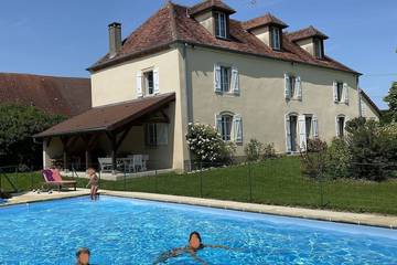 Villa pour 12 personnes, avec jardin et terrasse dans le Jura