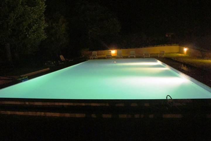 Location de vacances pour 2 personnes, avec jardin ainsi que terrasse et piscine à La Bastidonne - 4