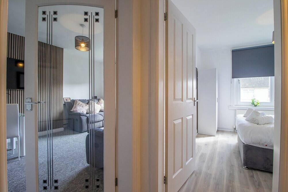 Ganze Wohnung, Chapelhall 4 Bedroom Flat with Parking for 4 Cars in Nord Lanarkshire